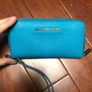 Michael kors wristlet wallet